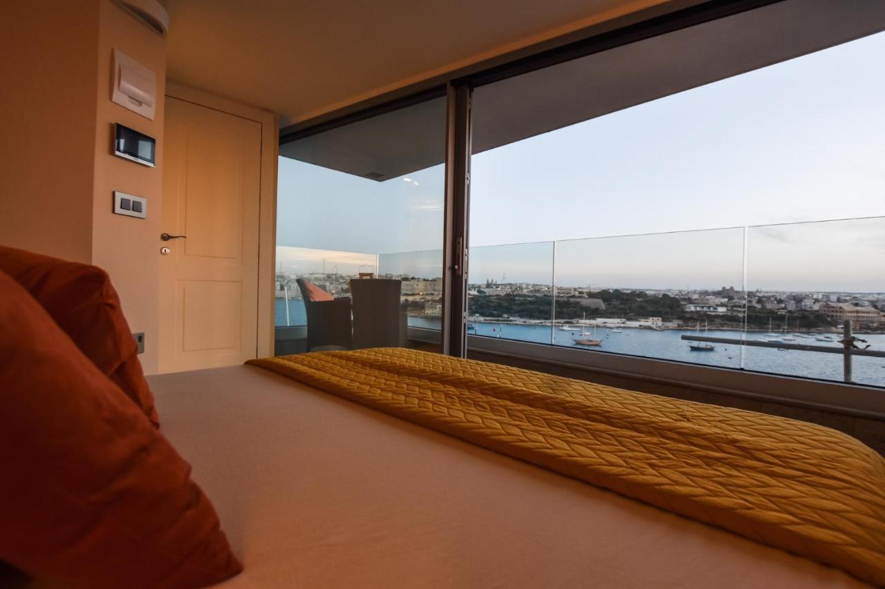 Unique Seafront Triplex Penthouse With Panoramic Bedroom & Rooftop Jacuzzi Overlooking Valletta Sliema Exteriör bild