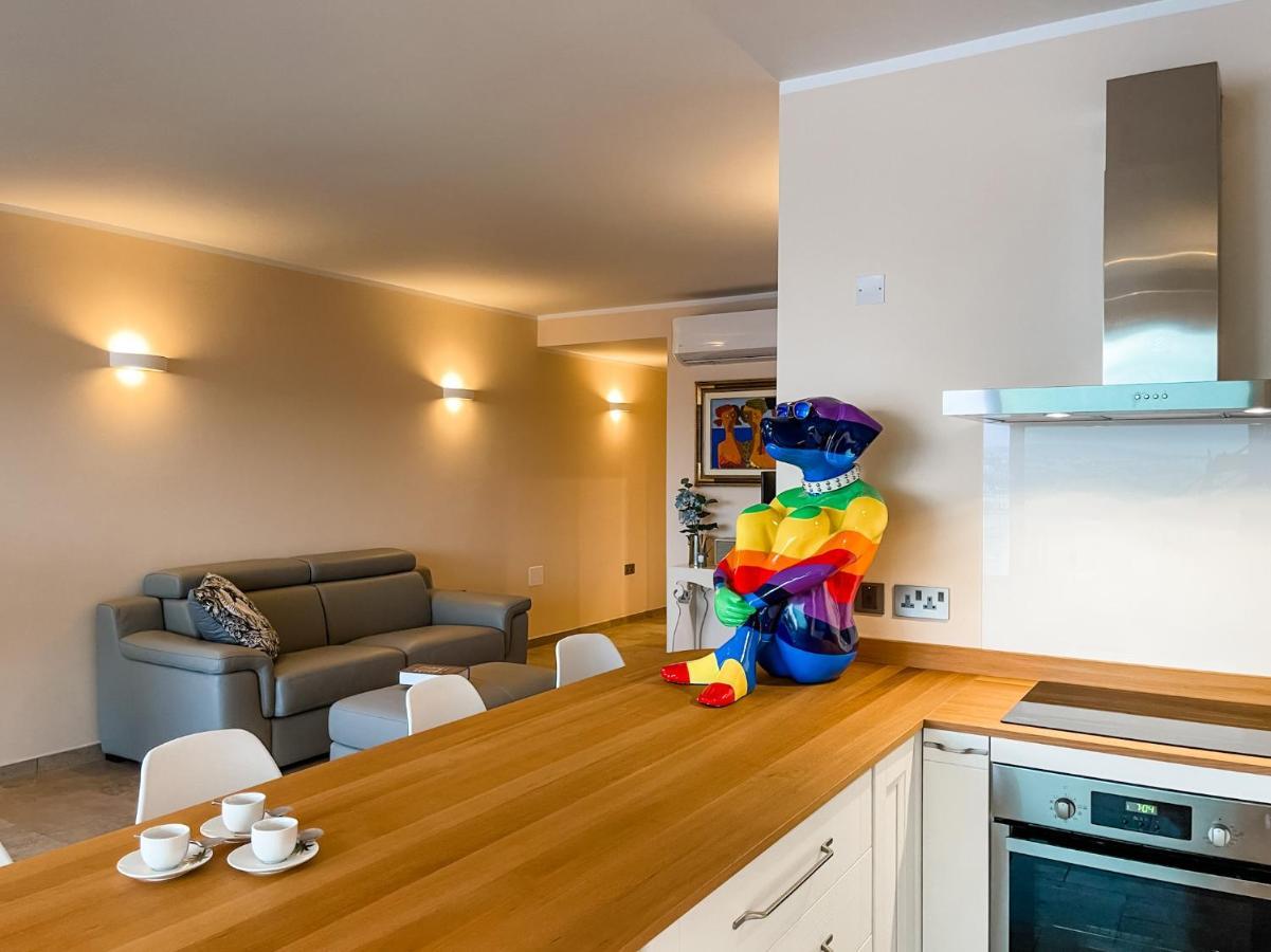 Unique Seafront Triplex Penthouse With Panoramic Bedroom & Rooftop Jacuzzi Overlooking Valletta Sliema Exteriör bild
