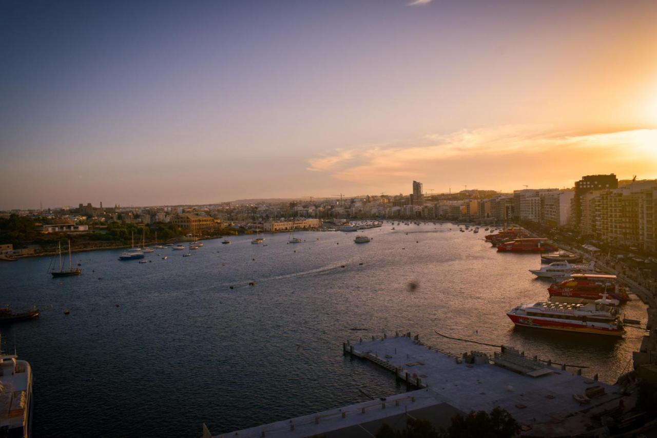 Unique Seafront Triplex Penthouse With Panoramic Bedroom & Rooftop Jacuzzi Overlooking Valletta Sliema Exteriör bild