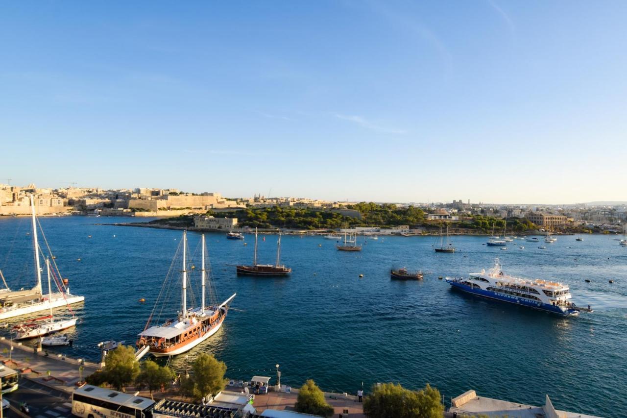Unique Seafront Triplex Penthouse With Panoramic Bedroom & Rooftop Jacuzzi Overlooking Valletta Sliema Exteriör bild