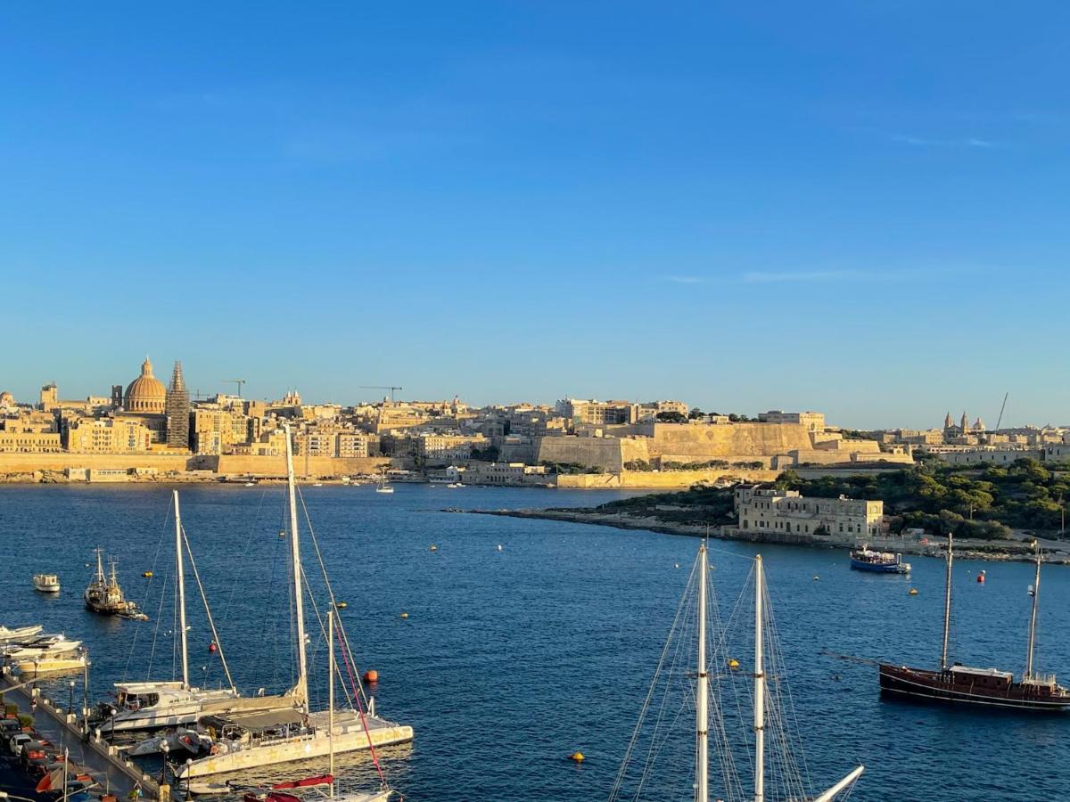 Unique Seafront Triplex Penthouse With Panoramic Bedroom & Rooftop Jacuzzi Overlooking Valletta Sliema Exteriör bild