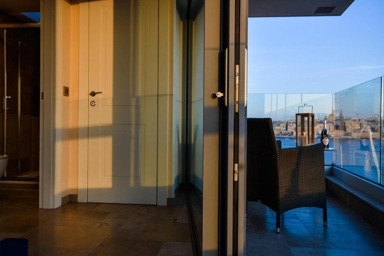 Unique Seafront Triplex Penthouse With Panoramic Bedroom & Rooftop Jacuzzi Overlooking Valletta Sliema Exteriör bild