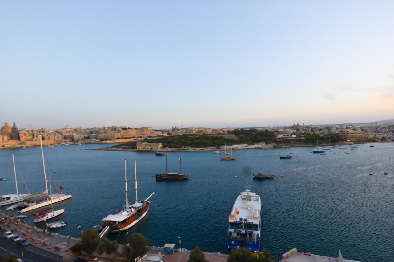 Unique Seafront Triplex Penthouse With Panoramic Bedroom & Rooftop Jacuzzi Overlooking Valletta Sliema Exteriör bild