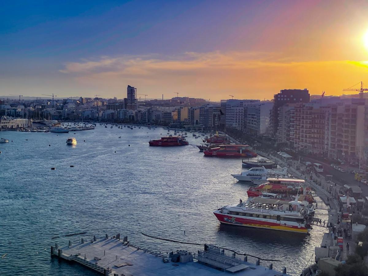 Unique Seafront Triplex Penthouse With Panoramic Bedroom & Rooftop Jacuzzi Overlooking Valletta Sliema Exteriör bild
