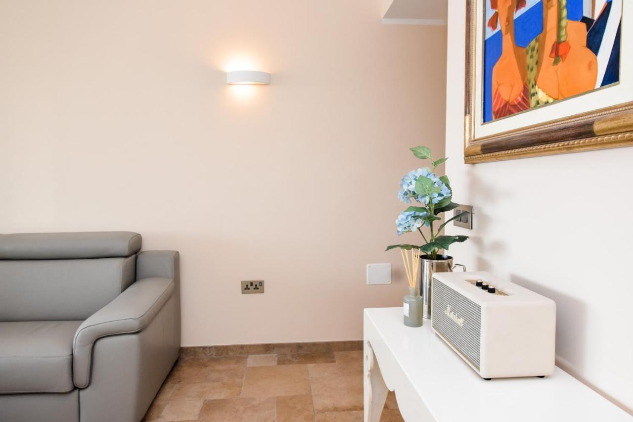 Unique Seafront Triplex Penthouse With Panoramic Bedroom & Rooftop Jacuzzi Overlooking Valletta Sliema Exteriör bild