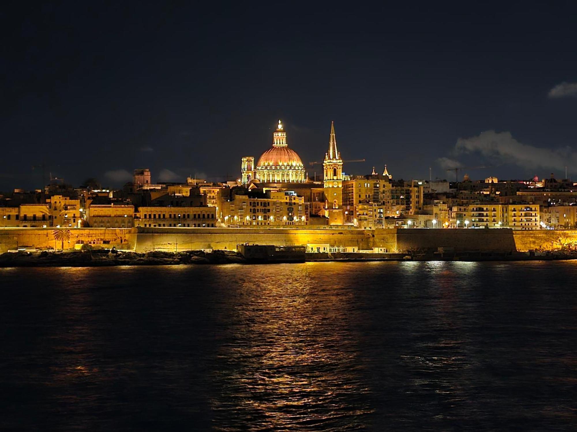 Unique Seafront Triplex Penthouse With Panoramic Bedroom & Rooftop Jacuzzi Overlooking Valletta Sliema Exteriör bild