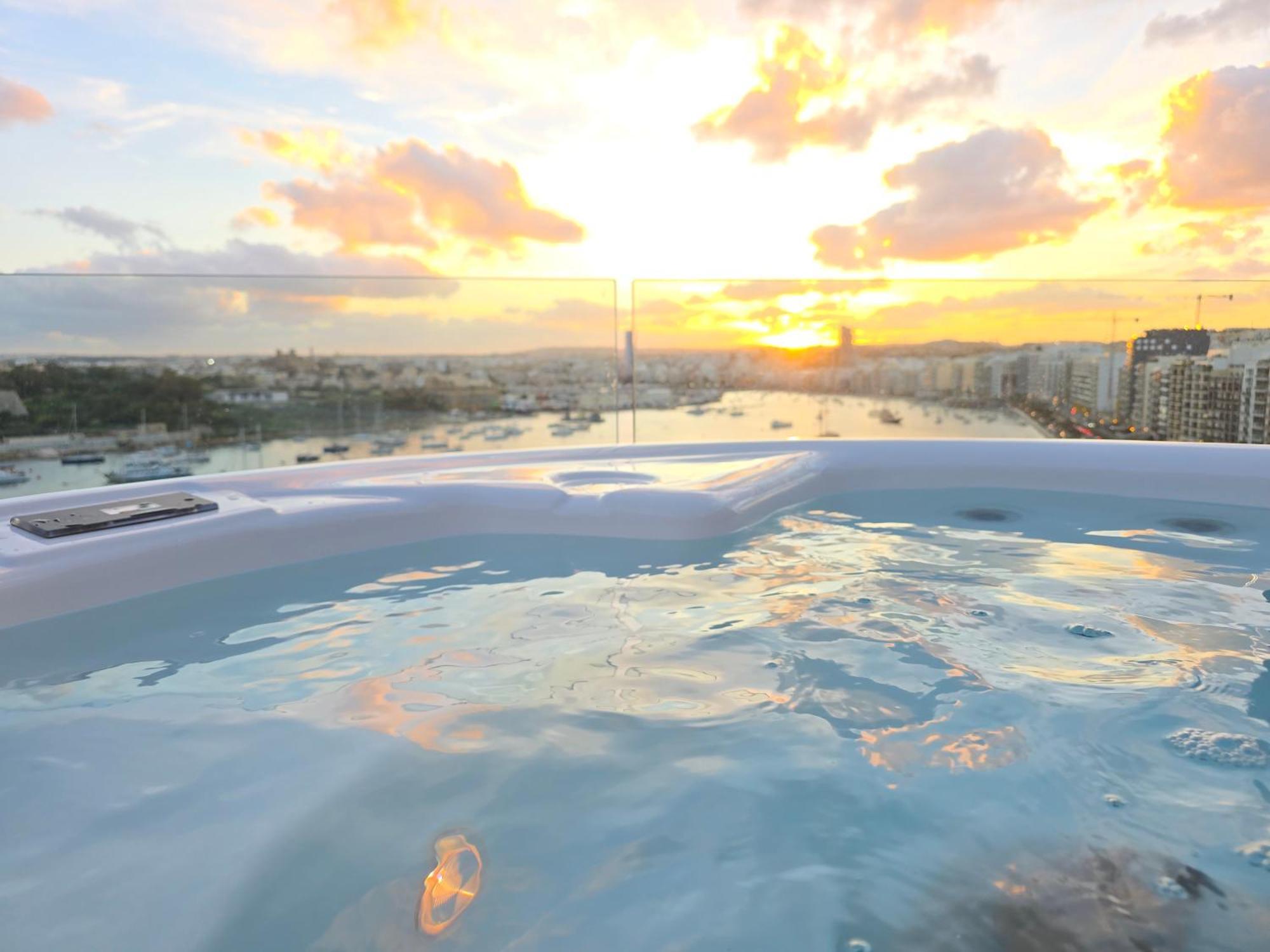 Unique Seafront Triplex Penthouse With Panoramic Bedroom & Rooftop Jacuzzi Overlooking Valletta Sliema Exteriör bild