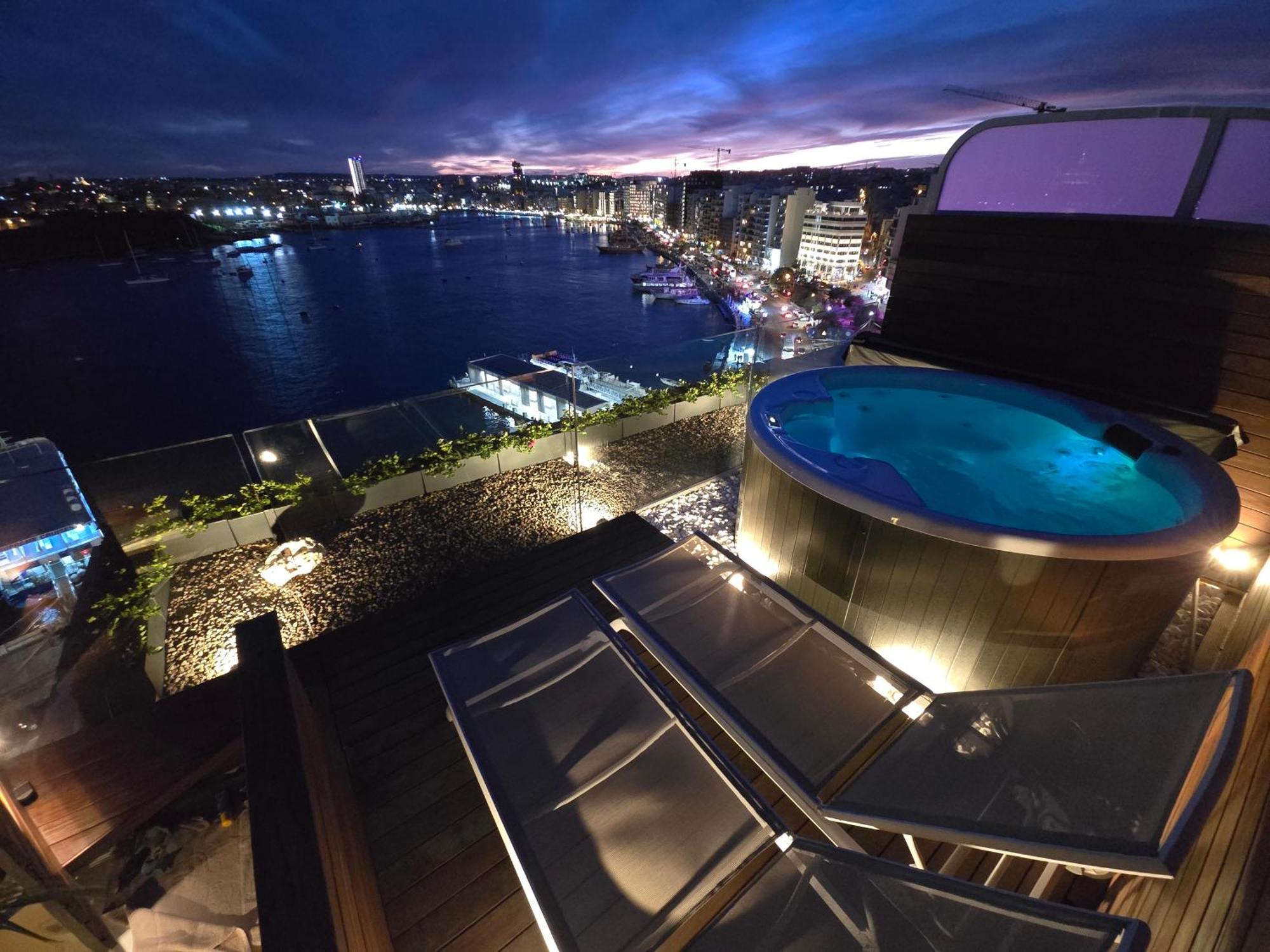 Unique Seafront Triplex Penthouse With Panoramic Bedroom & Rooftop Jacuzzi Overlooking Valletta Sliema Exteriör bild