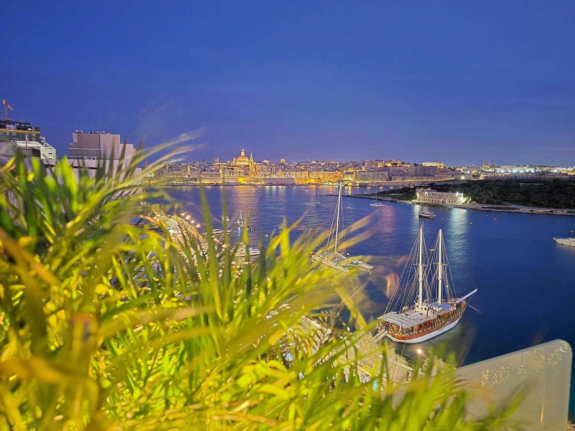 Unique Seafront Triplex Penthouse With Panoramic Bedroom & Rooftop Jacuzzi Overlooking Valletta Sliema Exteriör bild