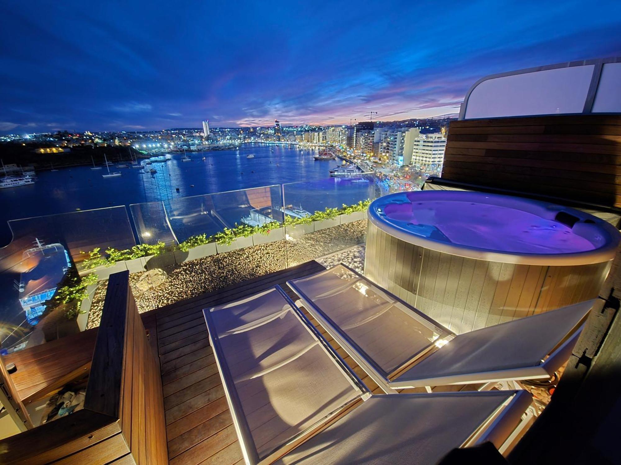Unique Seafront Triplex Penthouse With Panoramic Bedroom & Rooftop Jacuzzi Overlooking Valletta Sliema Exteriör bild
