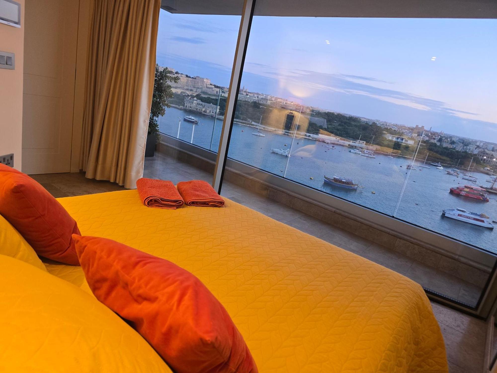 Unique Seafront Triplex Penthouse With Panoramic Bedroom & Rooftop Jacuzzi Overlooking Valletta Sliema Exteriör bild