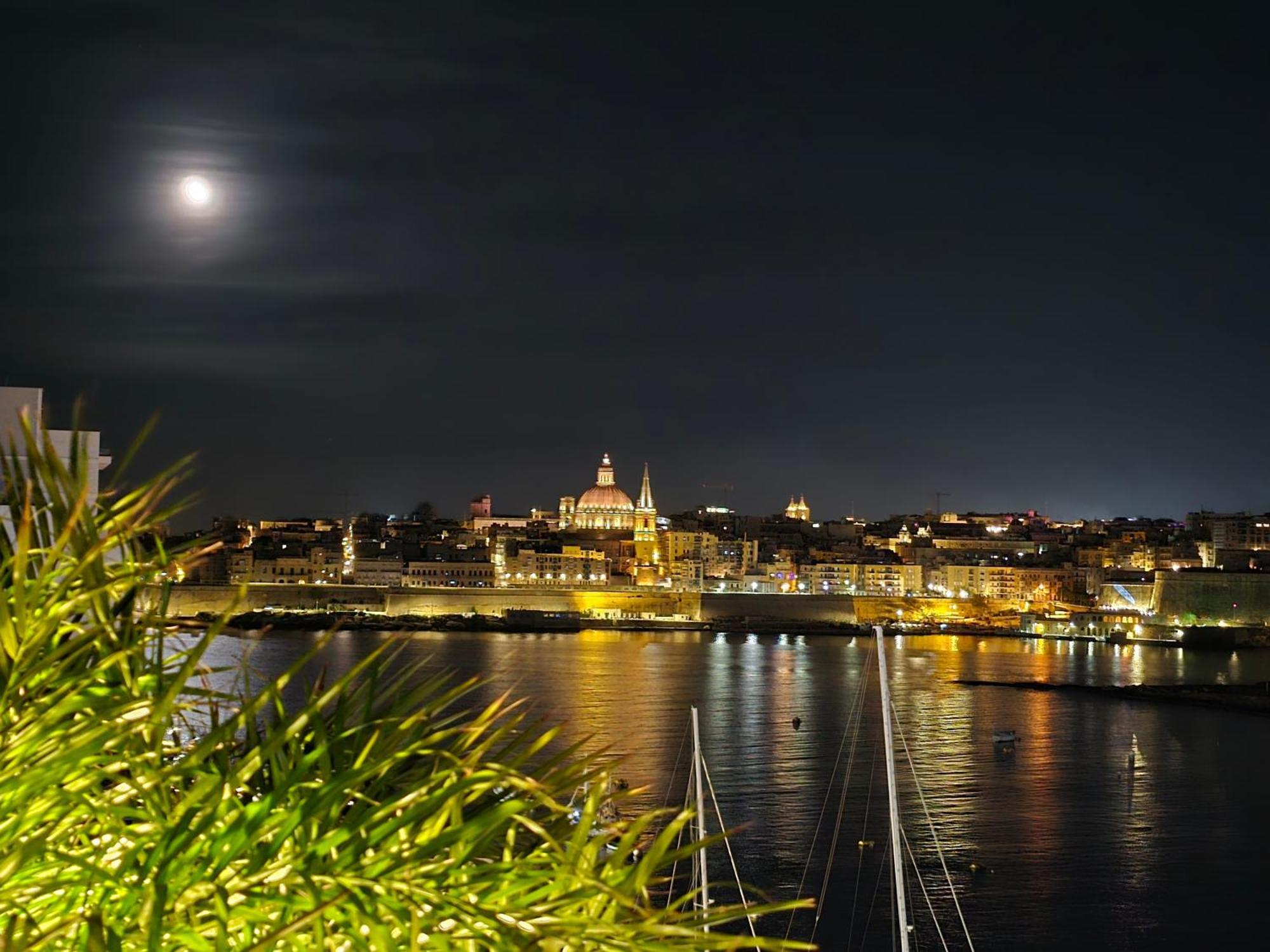 Unique Seafront Triplex Penthouse With Panoramic Bedroom & Rooftop Jacuzzi Overlooking Valletta Sliema Exteriör bild