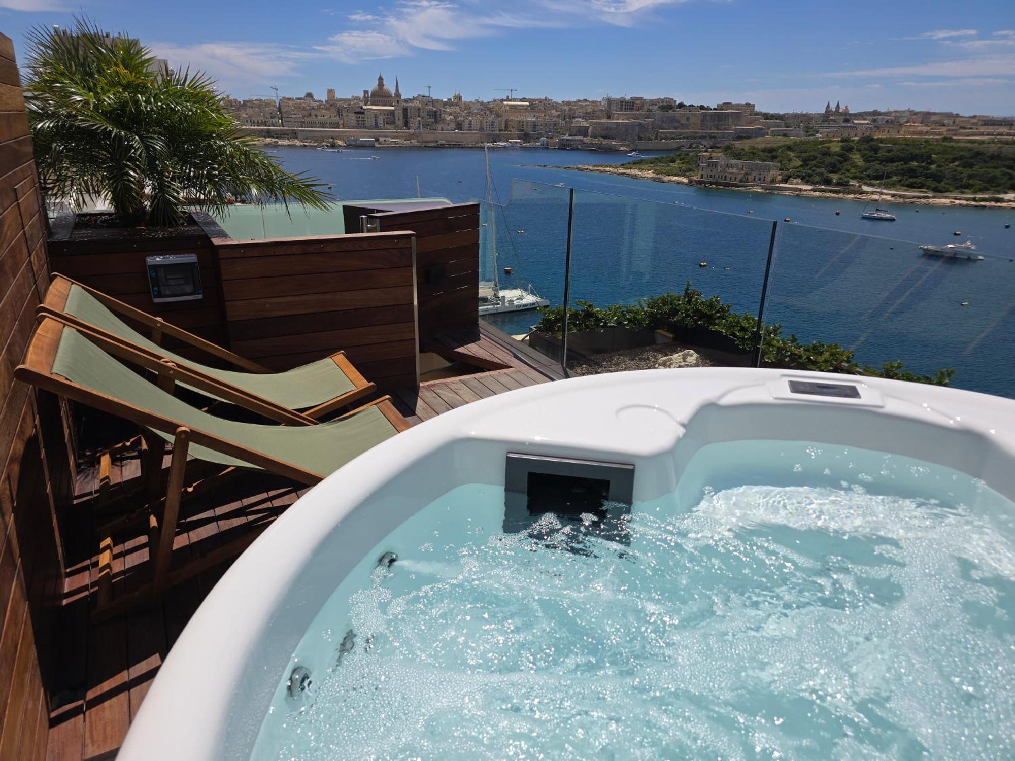 Unique Seafront Triplex Penthouse With Panoramic Bedroom & Rooftop Jacuzzi Overlooking Valletta Sliema Exteriör bild