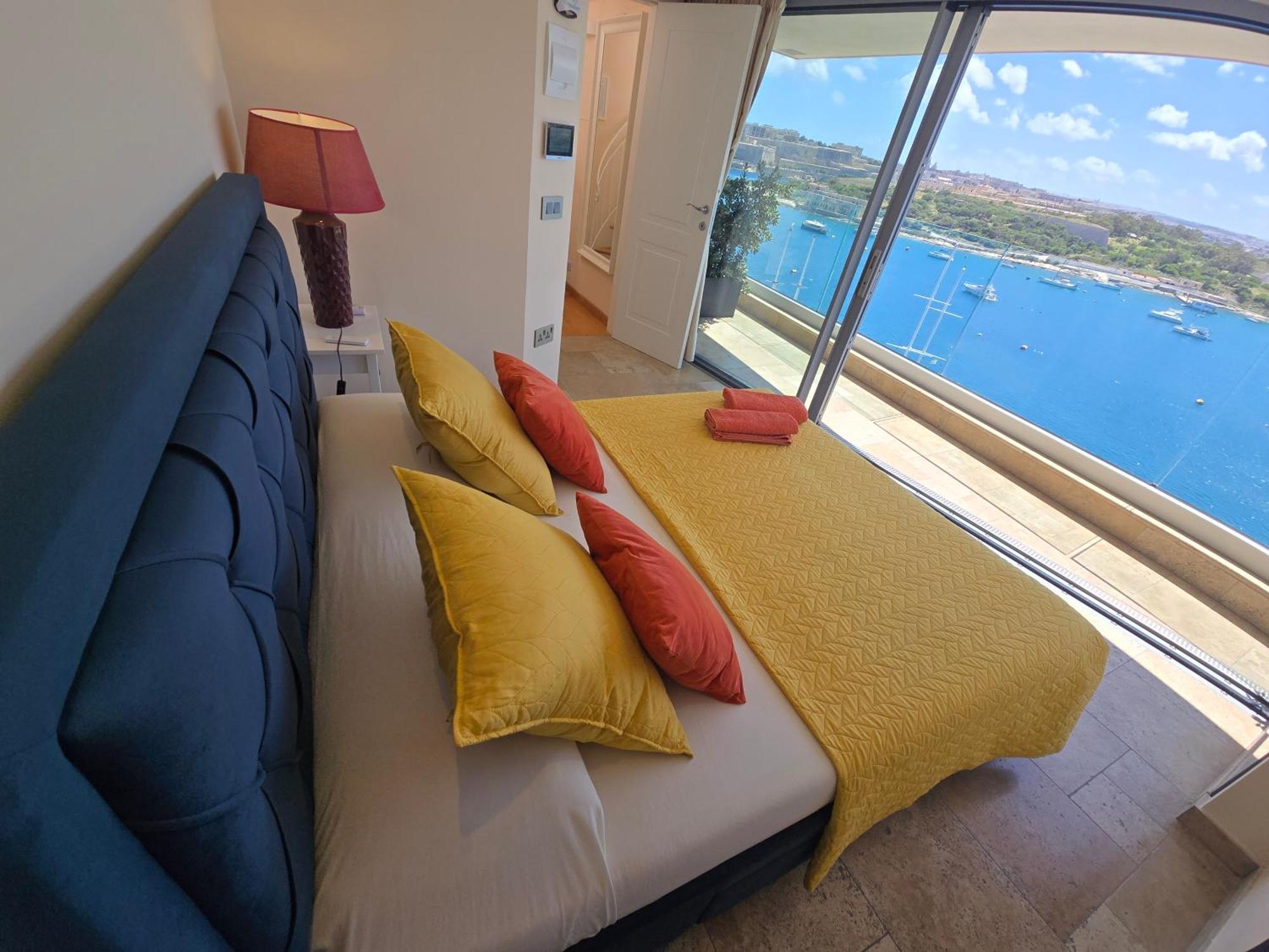 Unique Seafront Triplex Penthouse With Panoramic Bedroom & Rooftop Jacuzzi Overlooking Valletta Sliema Exteriör bild