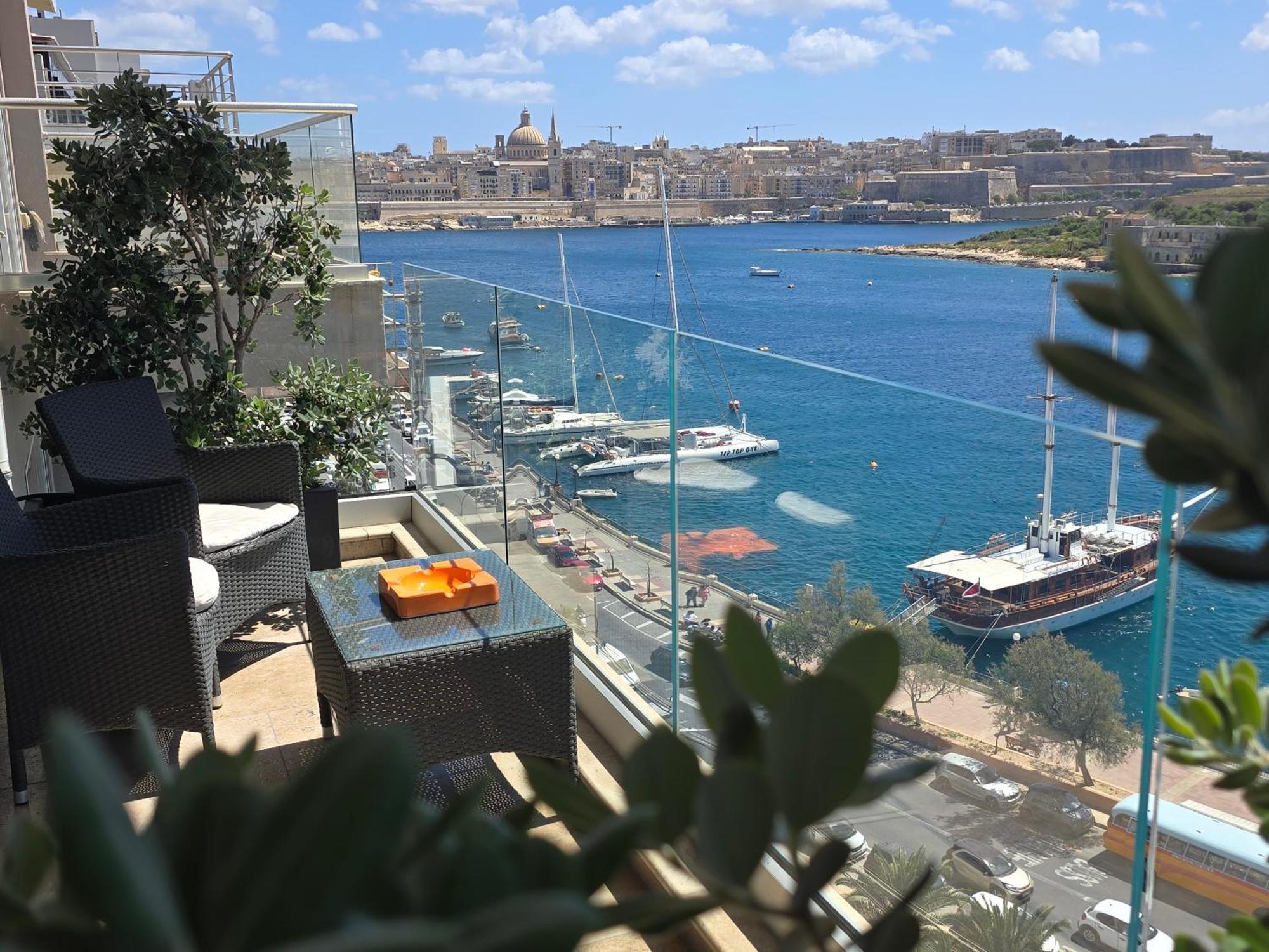 Unique Seafront Triplex Penthouse With Panoramic Bedroom & Rooftop Jacuzzi Overlooking Valletta Sliema Exteriör bild