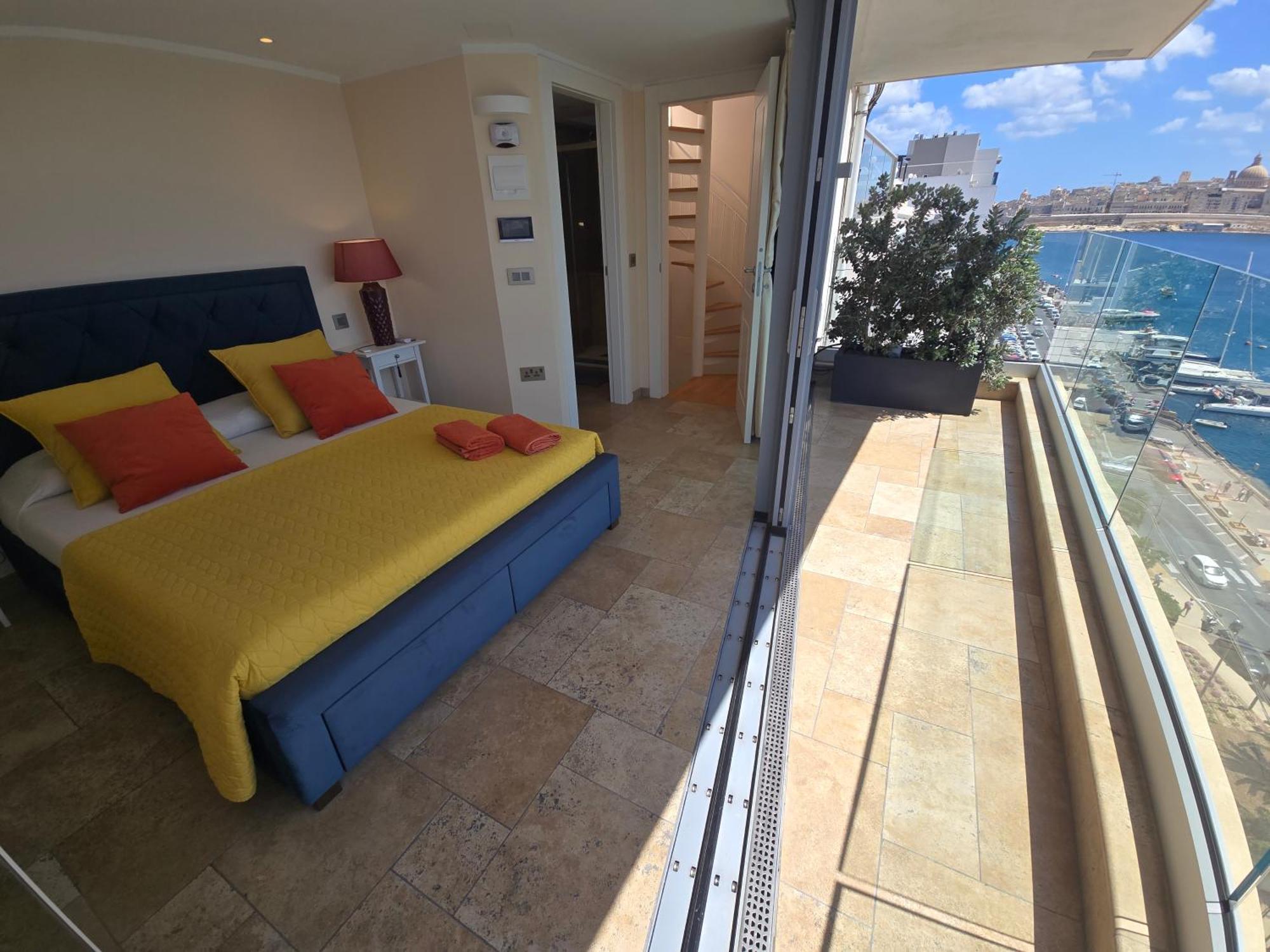 Unique Seafront Triplex Penthouse With Panoramic Bedroom & Rooftop Jacuzzi Overlooking Valletta Sliema Exteriör bild