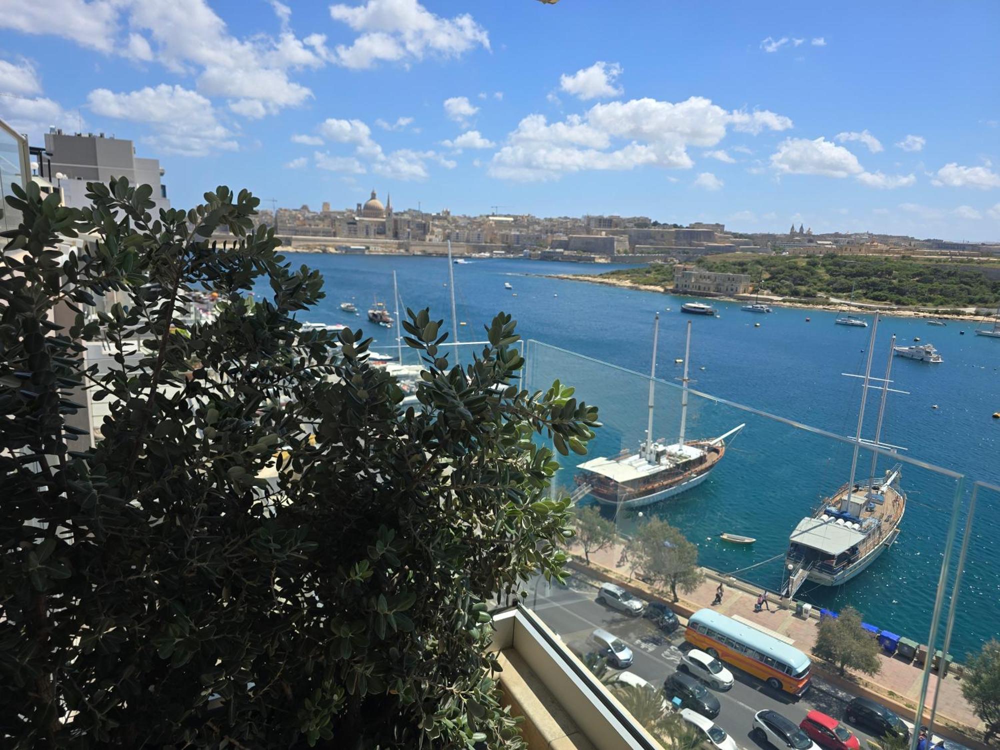 Unique Seafront Triplex Penthouse With Panoramic Bedroom & Rooftop Jacuzzi Overlooking Valletta Sliema Exteriör bild