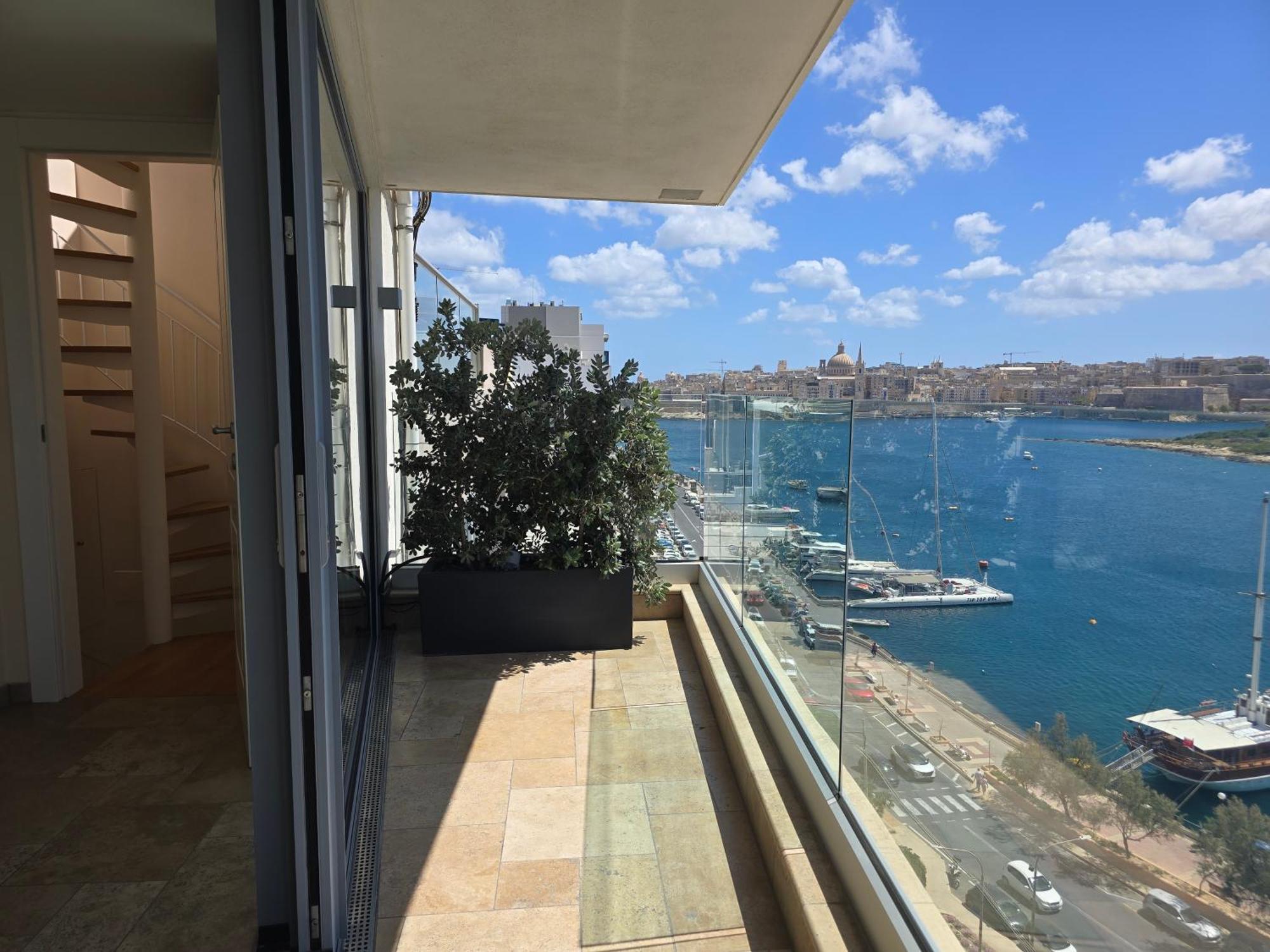 Unique Seafront Triplex Penthouse With Panoramic Bedroom & Rooftop Jacuzzi Overlooking Valletta Sliema Exteriör bild