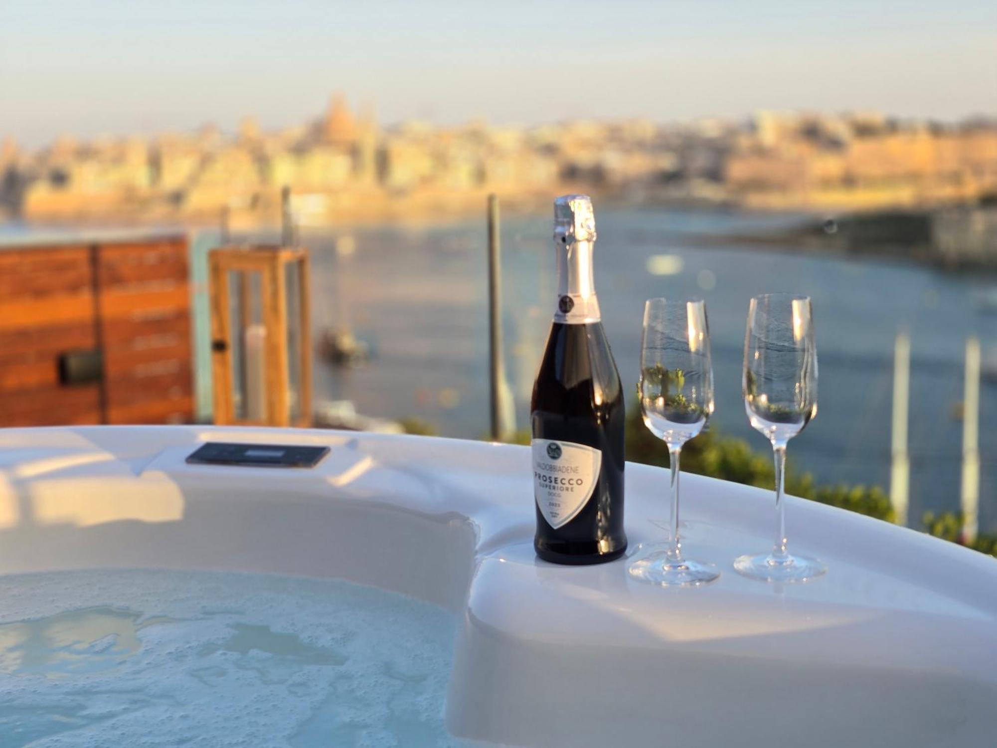 Unique Seafront Triplex Penthouse With Panoramic Bedroom & Rooftop Jacuzzi Overlooking Valletta Sliema Exteriör bild