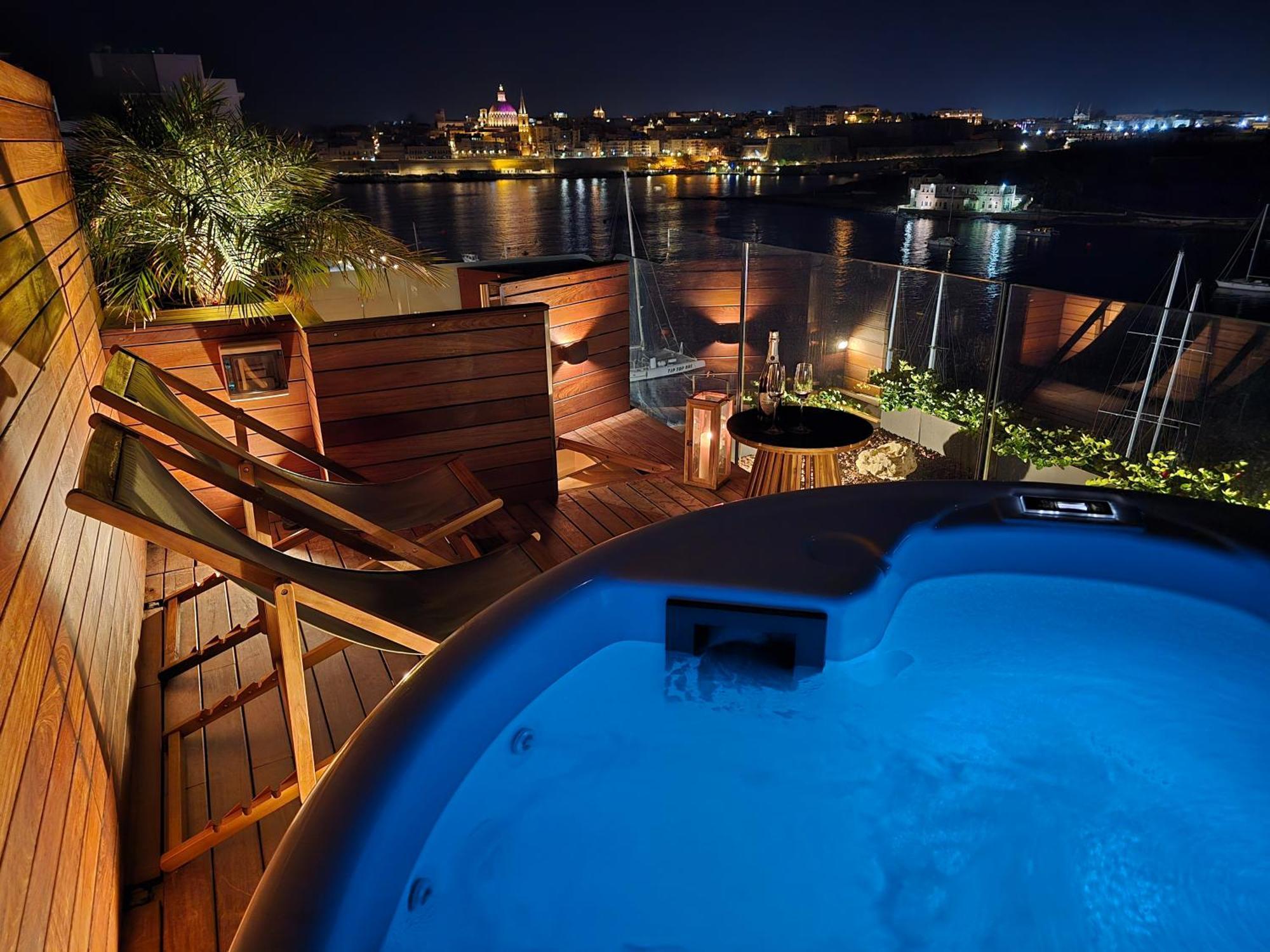 Unique Seafront Triplex Penthouse With Panoramic Bedroom & Rooftop Jacuzzi Overlooking Valletta Sliema Exteriör bild