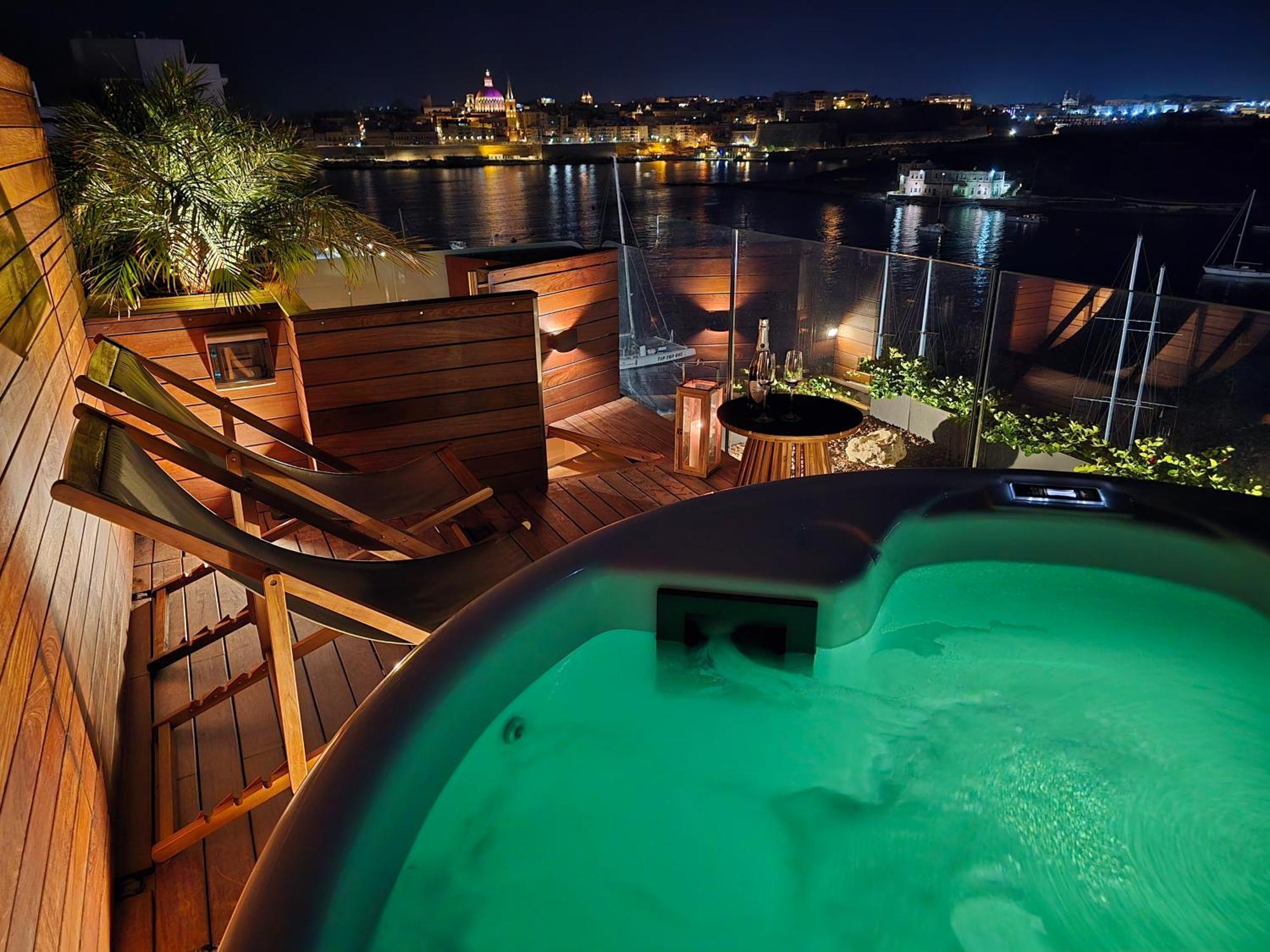 Unique Seafront Triplex Penthouse With Panoramic Bedroom & Rooftop Jacuzzi Overlooking Valletta Sliema Exteriör bild