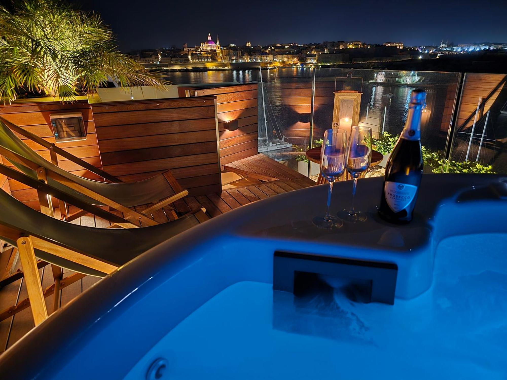Unique Seafront Triplex Penthouse With Panoramic Bedroom & Rooftop Jacuzzi Overlooking Valletta Sliema Exteriör bild