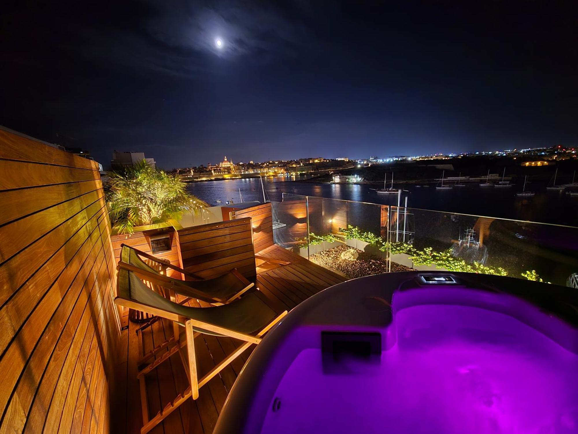 Unique Seafront Triplex Penthouse With Panoramic Bedroom & Rooftop Jacuzzi Overlooking Valletta Sliema Exteriör bild