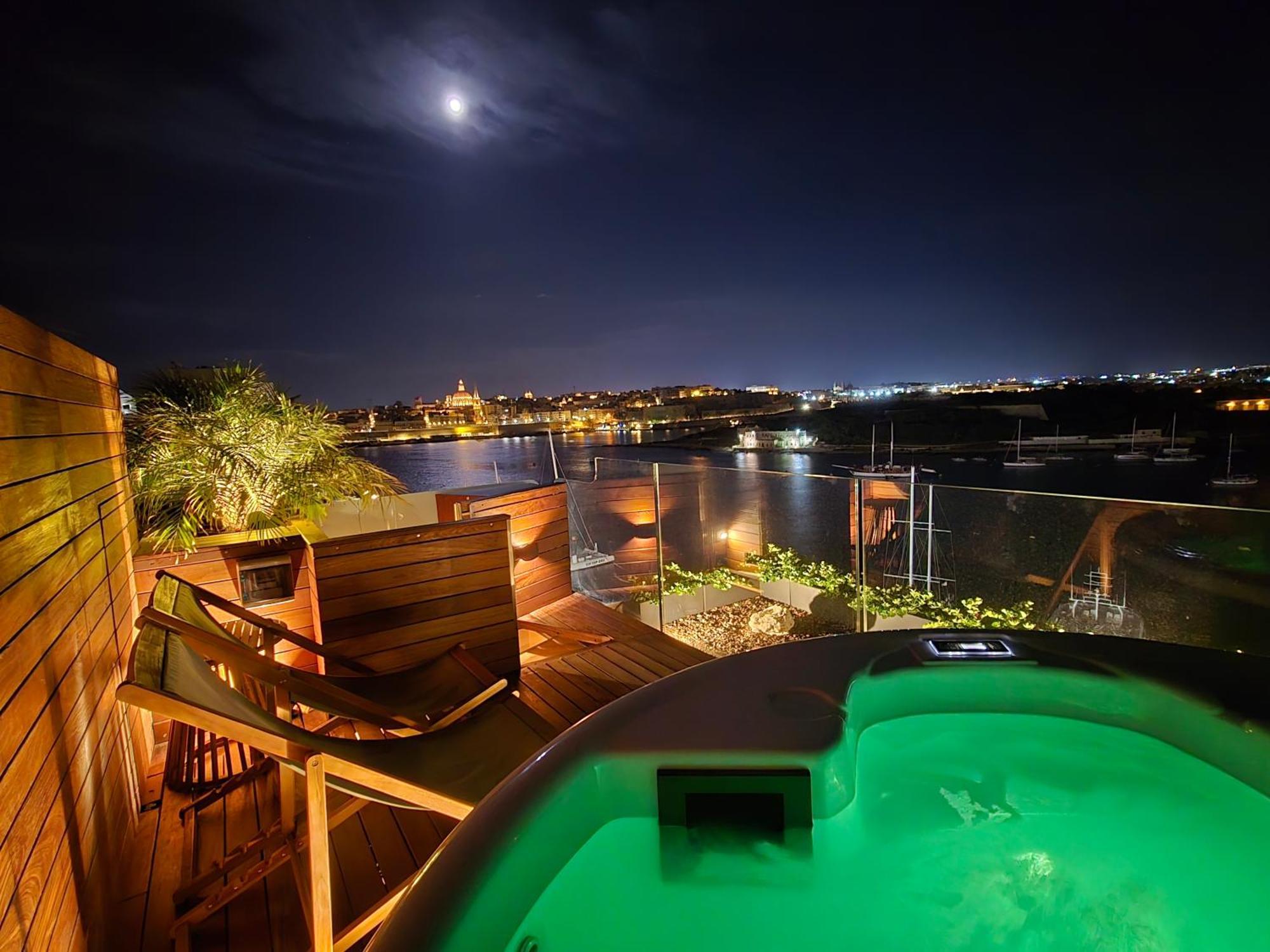 Unique Seafront Triplex Penthouse With Panoramic Bedroom & Rooftop Jacuzzi Overlooking Valletta Sliema Exteriör bild